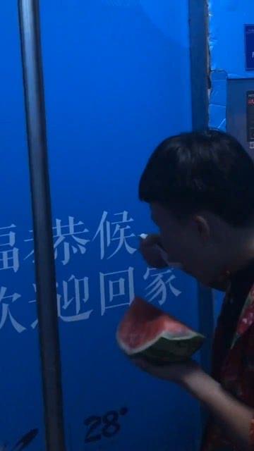 当吃瓜群众遇到别人吵架,围观别人吵架的趣味与尴尬