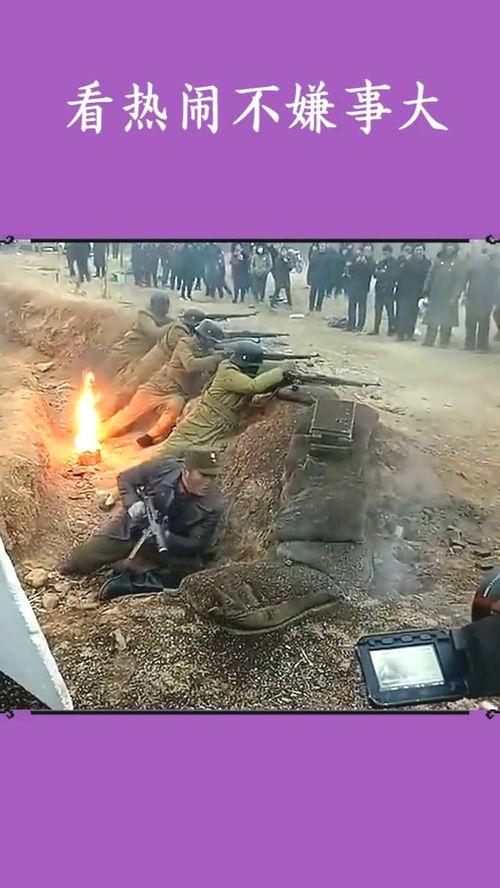 坐在路边的吃瓜群众,路旁吃瓜群众见证街头百态