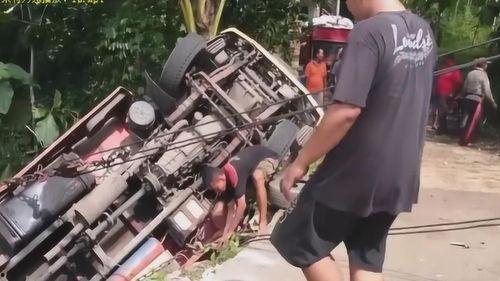 搞笑滑雪吃瓜群众视频,笑料百出!