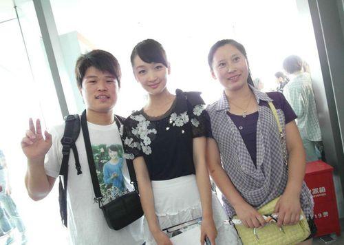 帅小伙子吃瓜群众图片,帅小伙子与吃瓜群众的欢乐时光